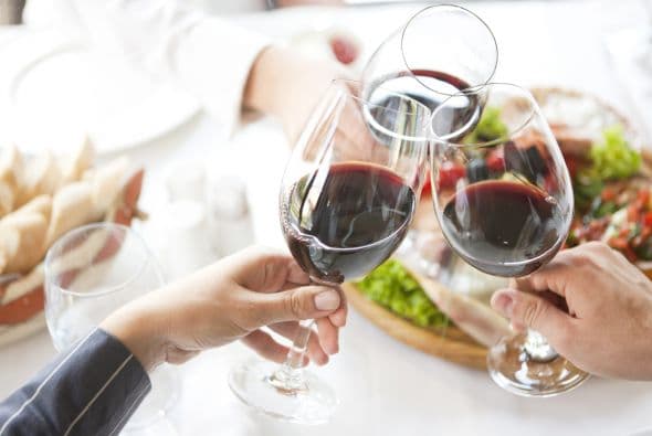 ¡No olvides las copas para el brindis!