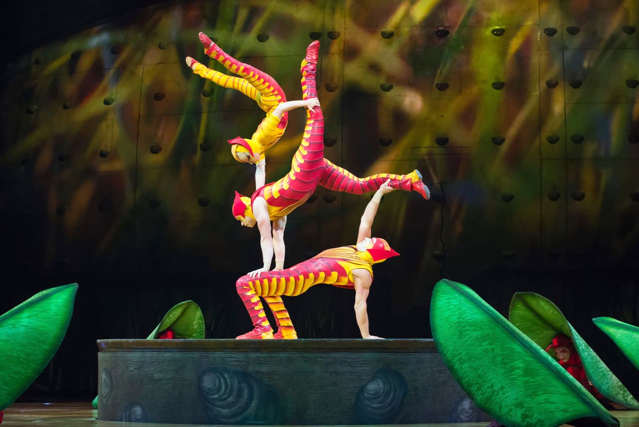 Artistas actuando durante una presentación del Cirque du Soleil en Brasil.