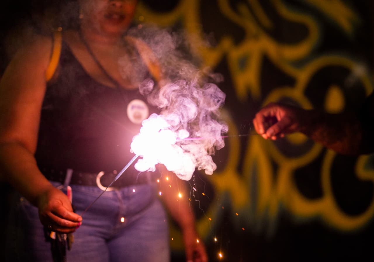 El alcalde dice que los fuegos artificiales tienen un "impacto inquietante en los vecindarios". Se despiertan y asustan a los recién nacidos y a los niños pequeños, impactan a los ancianos, aterrorizan a las mascotas, lastiman a los veteranos militares que sufren un trastorno de estrés postraumático, causan daños a la propiedad y son un peligro para cualquiera que los maneje.