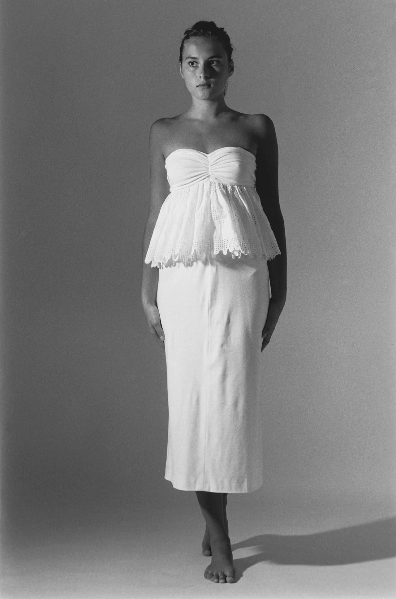 La diferencia entre sus medidas en estas fotos con el perfil que entregó su agencia en 2005 a Fashion Model Directory incluyen que también Melania exhibía unas caderas menores en ese momento a cuando tenía 17 años.