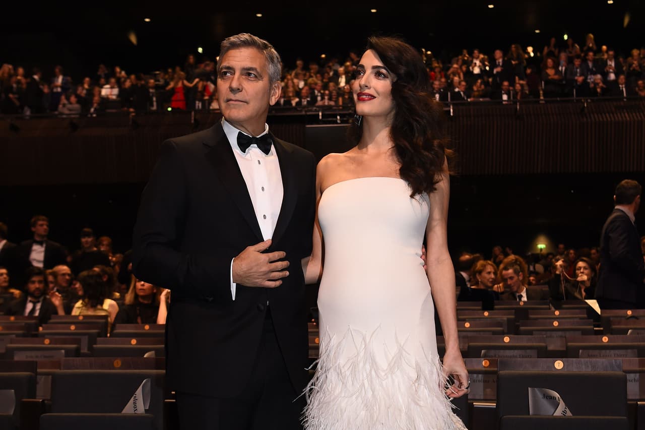 Para esta ocasión, Amal Alamuddin seleccionó un vestido de la casa Versace, que complementaba perfectamente con el elegante traje de su marido, George Clooney.