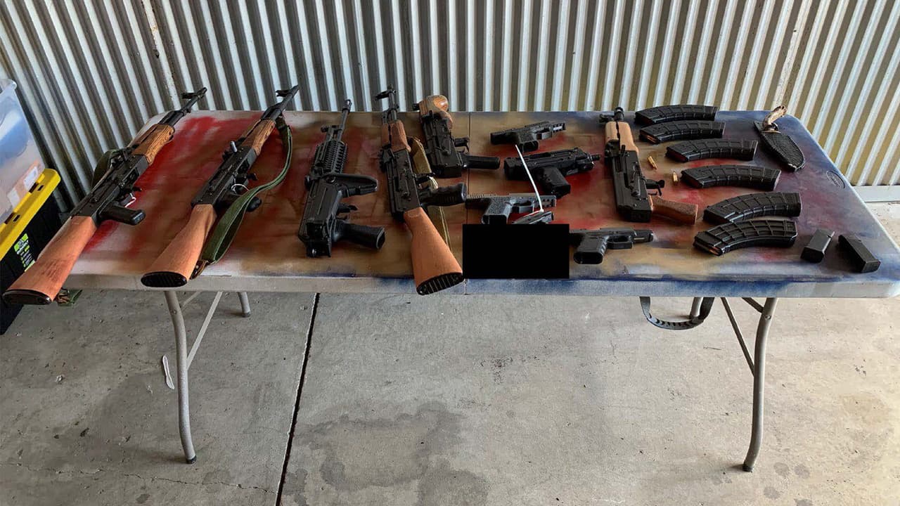 Dos hombres de Indiana vendieron diez armas a policías encubiertos en Calumet City.