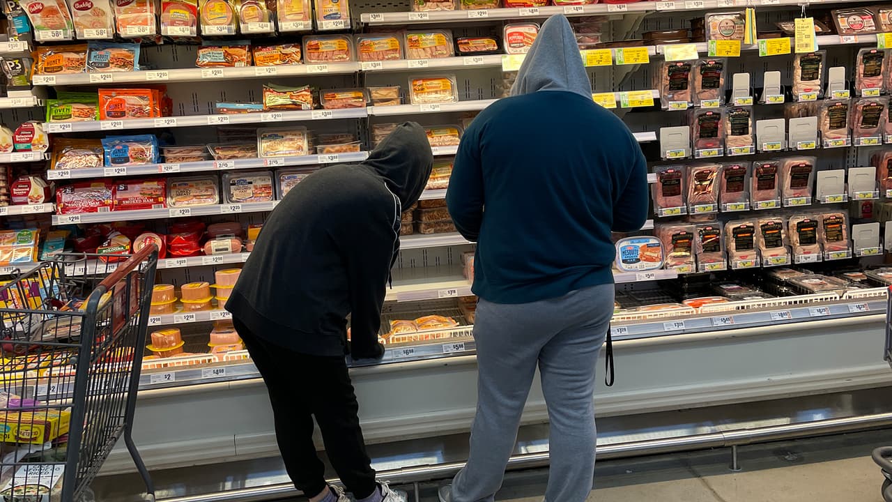 Los economistas coincidieron en recomendar a las familias texanas que comiencen a gastar solo en productos esenciales buscando los mejores precios y tratar de ahorrar lo más que se pueda en caso de que sea necesario para enfrentar la inflación.