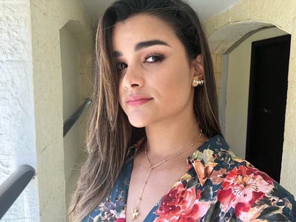 <b>Clarissa Molina</b> es una conductora dominicana que con su belleza y talento frente a la pantalla ha conquistado a sus seguidores. Su madre, Clara Contreras, luce igual de joven y hermosa que la presentadora.