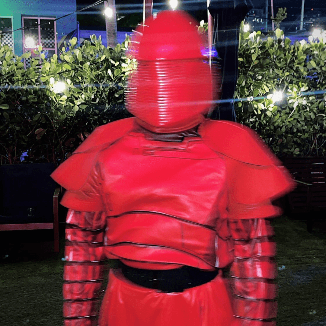 Sabemos que a 
<a href="https://www.univision.com/musica/tbt-los-mejores-disfraces-de-los-artistas-en-halloween-fotos" target="_blank">Joel de León le encantan los disfraces</a>, y cada Halloween le mete todas las ganas para tener el mejor. Este año su disfraz fue de guerrero ninja.