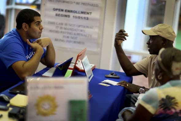 Vincent Dunbar y su madre Cecilia Revé hablan con el agente de seguros Josué Arévalo, que también es asesor con la compañía Sunshine Life and Health Advisors. Dunbar busca una póliza de seguro para su madre en el Mall de las Américas en Miami.