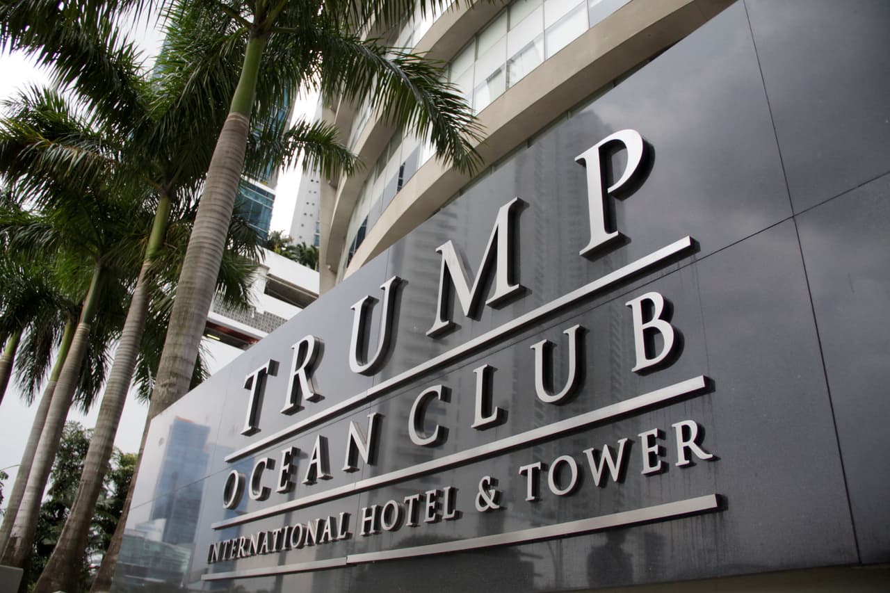 El propietario del hotel Trump de Panamá quiere eliminar del edificio el nombre del presidente