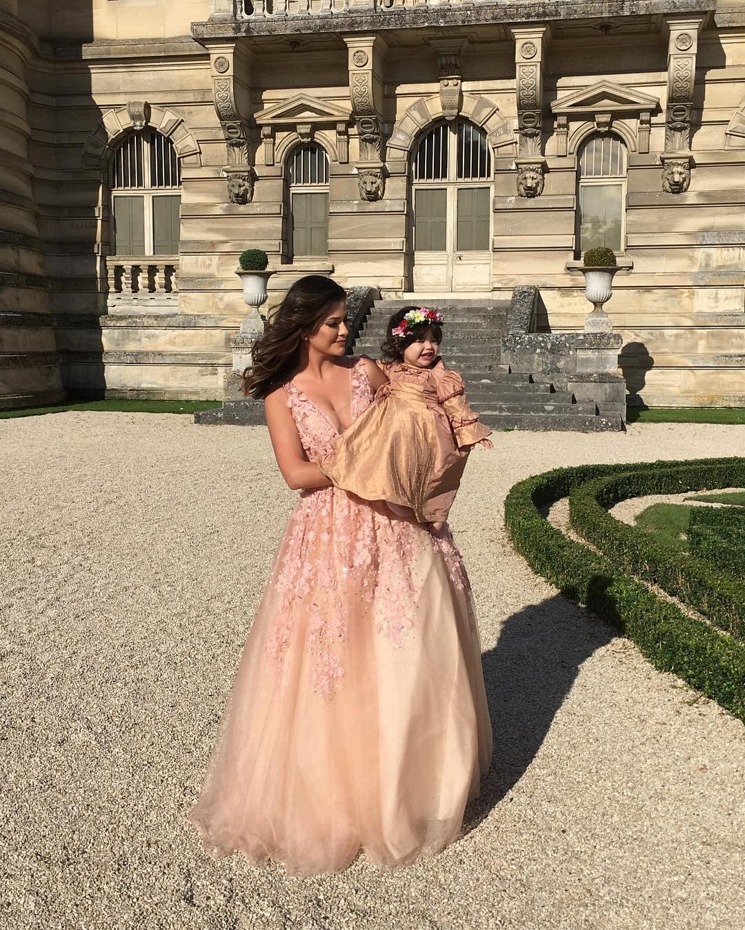 Una reina con su princesa. La familia de la conductora mexicana viajó a Francia para celebrar un enlace matrimonial, en dicho evento vistieron preciosos atuendos y posaron en un jardín francés.
<br>