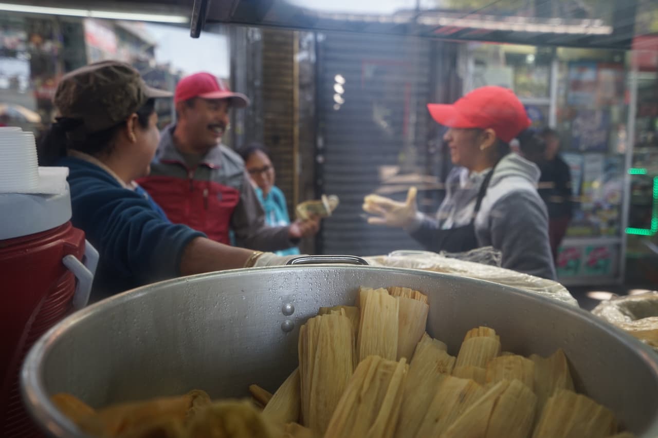 Evelia pide a sus clientes que participen en su lucha.