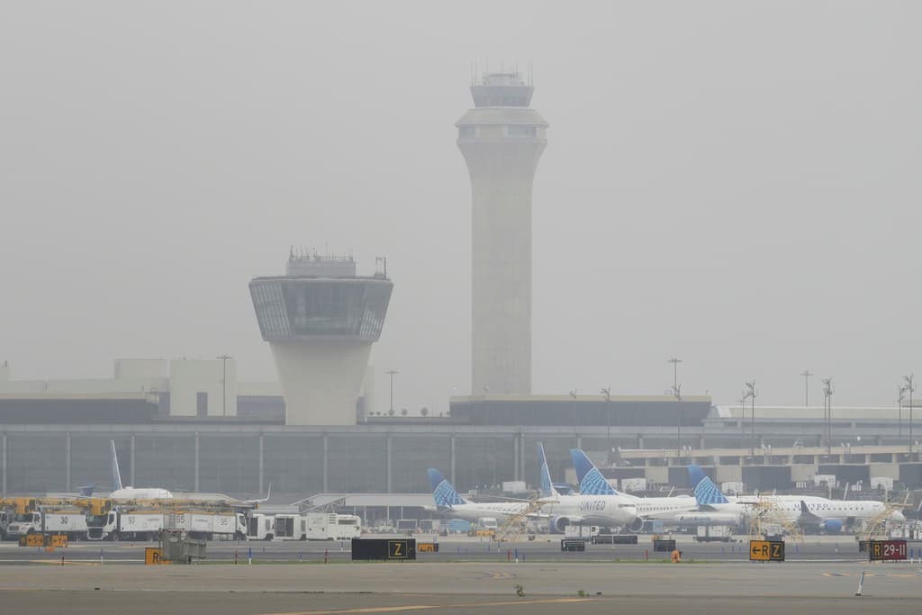 La niebla cubre los aviones y las torres de control en el Aeropuerto Internacional Newark Liberty en Newark, Nueva Jersey, el lunes 5 de mayo de 2025.