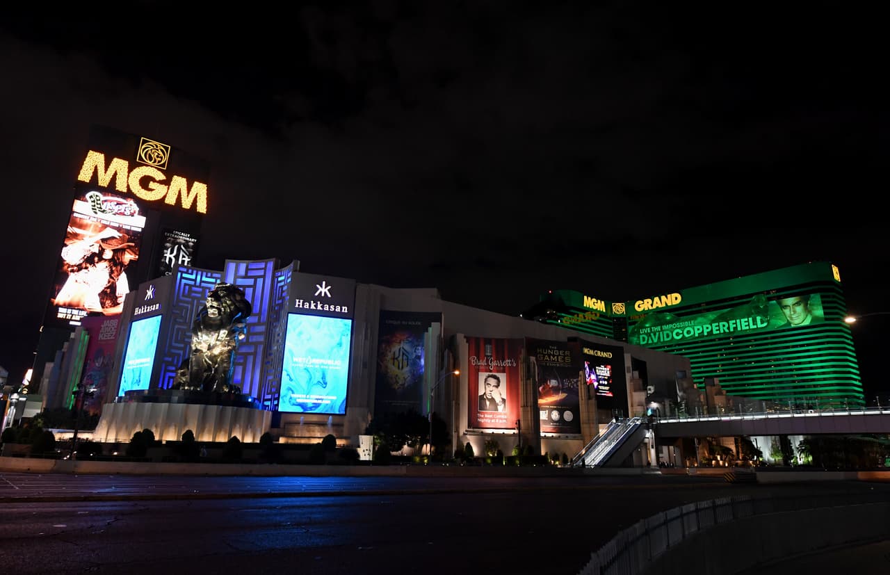 Varios empleados del hotel-casino MGM Resorts International en Las Vegas Strip han dado un presunto positivo para covid-19. MGM ha cerrado todos los clubes nocturnos y diurnos, buffets, spas, gimnasios y salones de sus propiedades en Las Vegas. El lunes cerrará 150 puntos de venta de alimentos y bebidas.