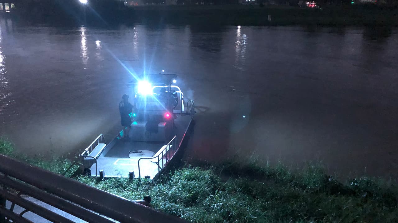 Las autoridades dijeron que se trata de un hispano de alrededor de 30 años.