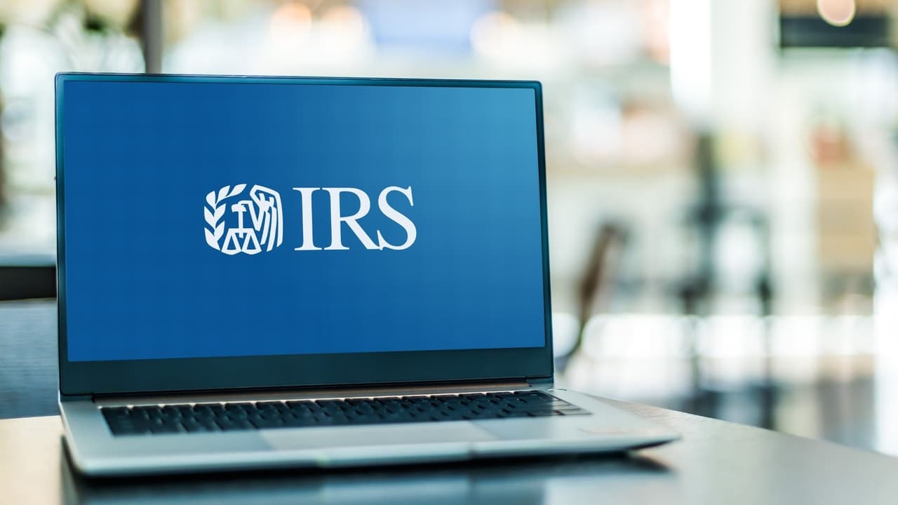 <h3 class="cms-H3-H3">Qué hacer si recibes uno de estos mensajes</h3> El IRS recomienda tres pasos básicos: 
<br>
<b>👉🏻 Primero: no interactúes</b>, no respondas, no hagas clic y no descargues archivos. 
<br>
<b>👉🏻 Segundo, repórtalo</b>, los correos y textos sospechosos pueden reenviarse a phishing@irs.gov 
<br>
<b>👉🏻 Tercero, elimina el mensaj</b>e, guardarlo o reenviarlo a contactos aumenta el riesgo. 
<br>Si el mensaje aparenta venir de una oficina estatal, 
<a href="https://comptroller.texas.gov/" target="_blank">Texas Comptroller of Public Accounts</a> también recibe reportes de suplantación.