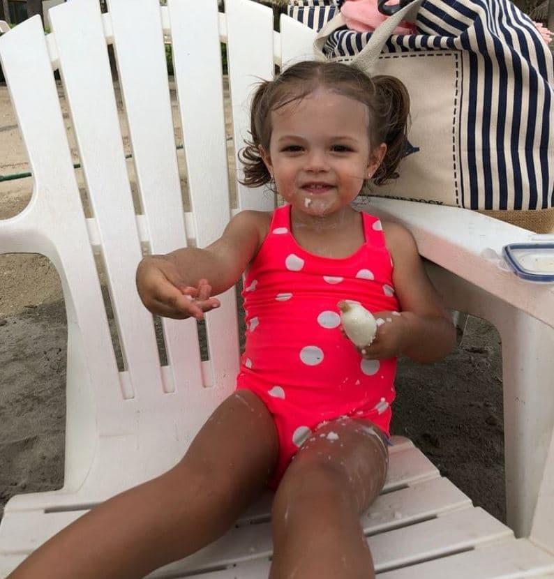 Las fotos de Martina disfrutando del mar y la arena protagonizan el Instagram de Ingrid Martz y se roban el corazón de sus followers.