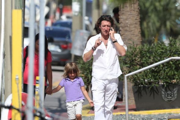 Ahora que comienza su carrera artística en México está más ocupado que nunca.