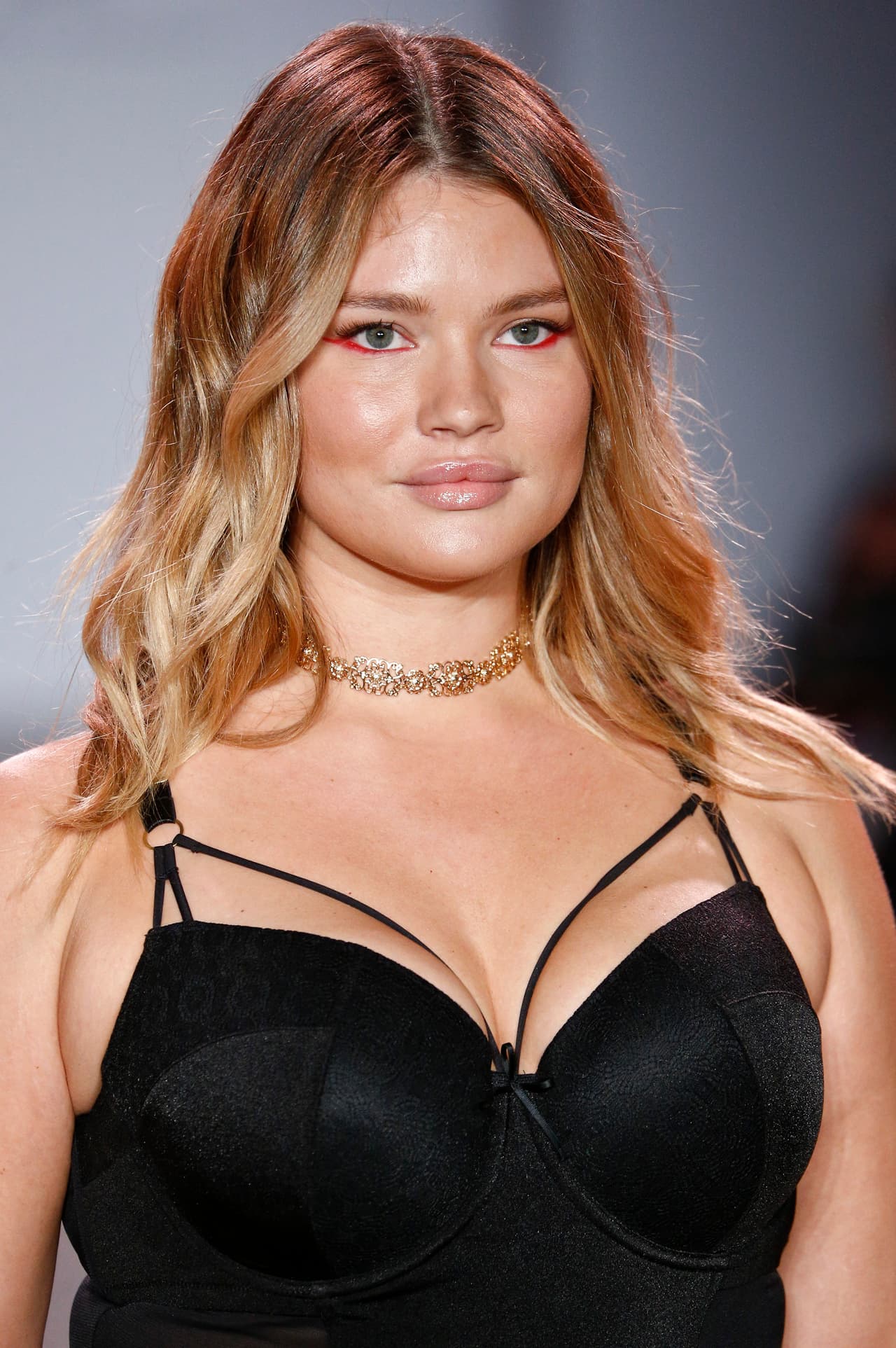 Detalle del desfile de la ropa interior de Ashley Graham.