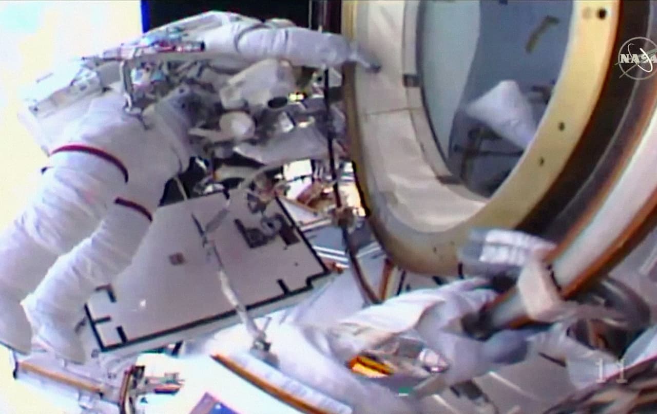 Koch y Meir, vestidas con trajes espaciales blancos y atados por cables a la estación a unas 254 millas (unos 408 kilómetros) sobre la Tierra, salieron a las 7:38 AM, hora del este de EEUU.