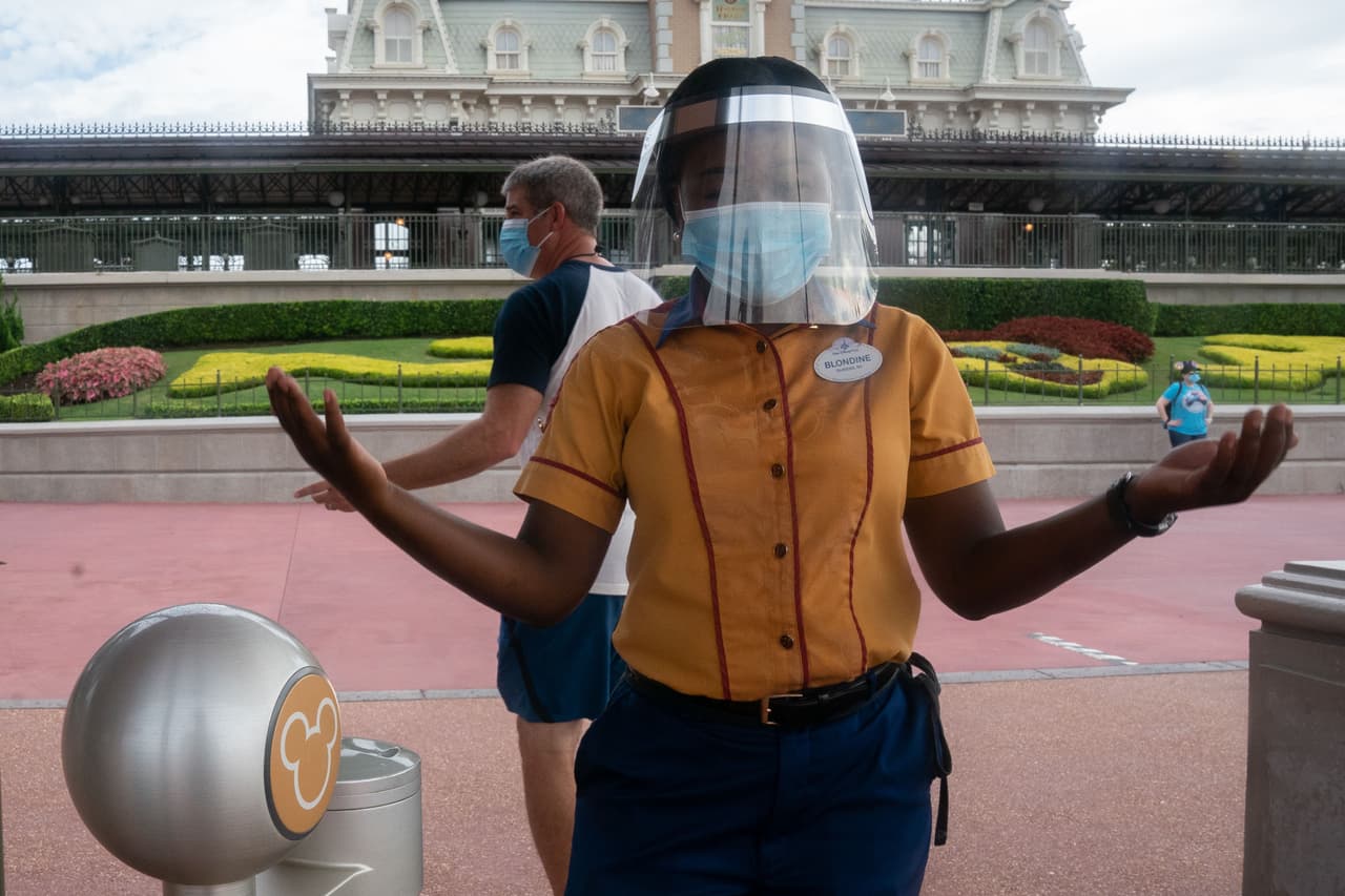 Sin embargo implementaron una 
<a href="https://disneyparks.disney.go.com/blog/2021/08/introducing-disney-genie/?CMP=SOC-DPFY21Q4wo0805210048A" target="_blank">nueva herramienta para evitar las filas</a> en las atracciones más visitadas.