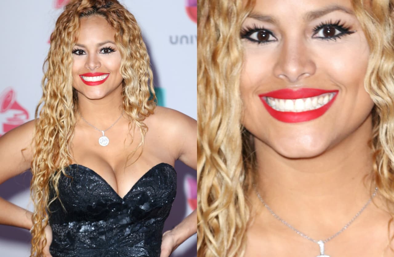 Liza Hernández combinó es descomunal escote en forma de corazón con unos labios rojos.