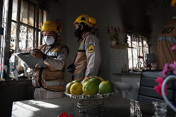 El cuerpo del italiano fue trasladado a Medicina Forense de Tegucigalpa, donde su familia está a la espera de que le sea entregado y luego 
<b>será trasladado a San Pedro Sula, norte del país, donde será cremado. En la imagen, varios bomberos en el interior de la casa. </b>