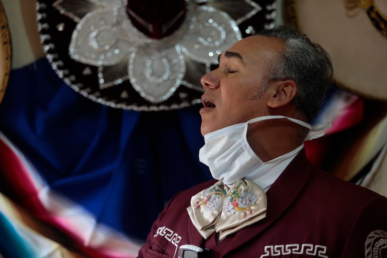 Liberar estrés, mejorar la postura, levantar el ánimo: todo esto se obtiene cantando (y es gratis)