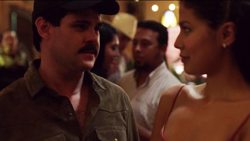 ‘El Chapo’ greeted everyone on his way. Little by little, Elba became more visible. She was still on the dance floor when their eyes met for the first time.