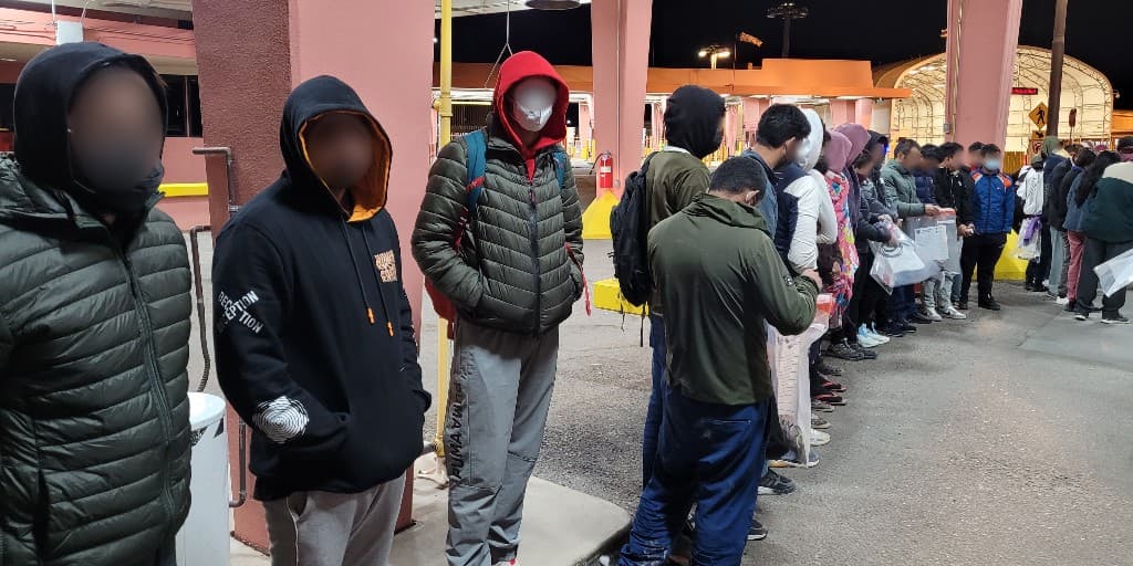 Tres grandes grupos de migrantes fueron encontrados cerca de Lukeville, Arizona. Agentes en Ajo detuvieron a 94 migrantes poco después de la medianoche. Grupos de 82 y 85 cruzaron ilegalmente la frontera.