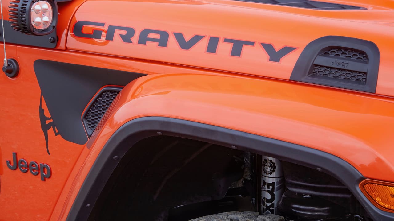 La Jeep Gladiator Gravity cuenta con un kit de elevación de 2 pulgadas, ruedas de 17 pulgadas con neumáticos de 35 pulgadas. Para facilitar el acceso, el vehículo cuenta con estribos tubulares de acero cubiertos del mismo acabado antideslizante que se consigue en las cajas de carga de las pickups Ram. Las vías más oscuras pueden ser iluminadas gracias a un juego de luces LED de siete pulgadas ubicado sobre la parilla y otro de 5 pulgadas en los pilares frontales.