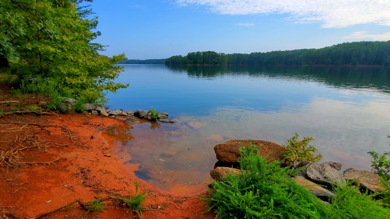 Red Top Mountain obtiene su nombre de la fuerte coloración roja del suelo, que proviene de las altas cantidades de mineral de hierro que posee.