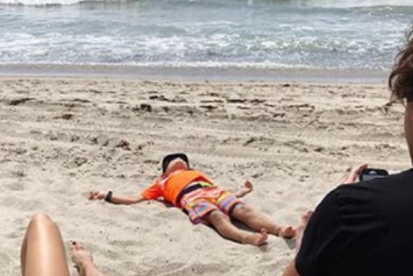 “Me llamó más la atención el niño, se ve que sí está disfrutando del sol”, le escribió una seguidora a la actriz. La buena noticia es que muchos otros sí pusieron atención en lo bien que Patricia Manterola luce a sus 45 años.