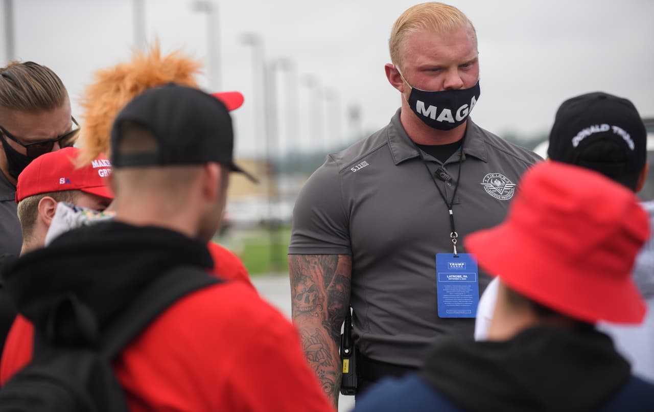 Así lució un elemento de seguridad privada de la campaña de Trump, quien detuvo a un grupo de adultos jóvenes que parecen hacerse pasar por partidarios en el estacionamiento del Aeropuerto Regional Arnold Palmer.