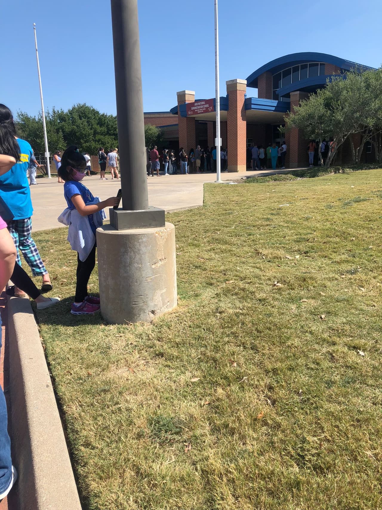Autoridades informaron a los padres que debían acudir a recoger a los niños en el Centro de Artes Escénicas ubicado en 1110 W. Debbie. Los estudiantes fueron transportados en autobuses escolares al lugar.