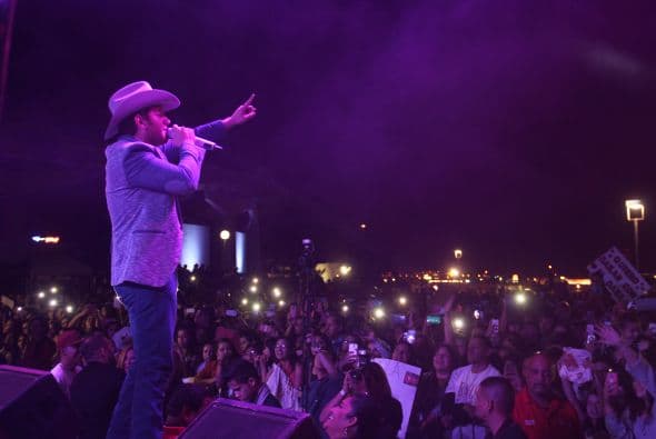 El Dasa revolucionó Phoenix con su voz y carisma, enloqueciendo a miles de fans que los esperaban ansiosas. El chulo causó furor con sus movimientos sexy y desafió seguridad para acercarse y bailar con sus consentidas.