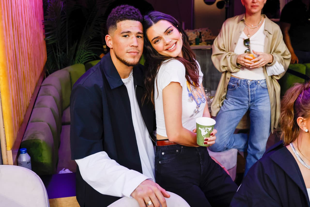 Fue en abril de 2020 cuando comenzaron a surgir los rumores de que 
<a href="https://www.univision.com/famosos/kendall-jenner-met-gala-2022-orina-balde-hielos-historia-mejor-decision">Kendall Jenner</a> y Devin sostenían una relación, ya que realizaron un viaje juntos por la carretera de Sedona, Arizona.