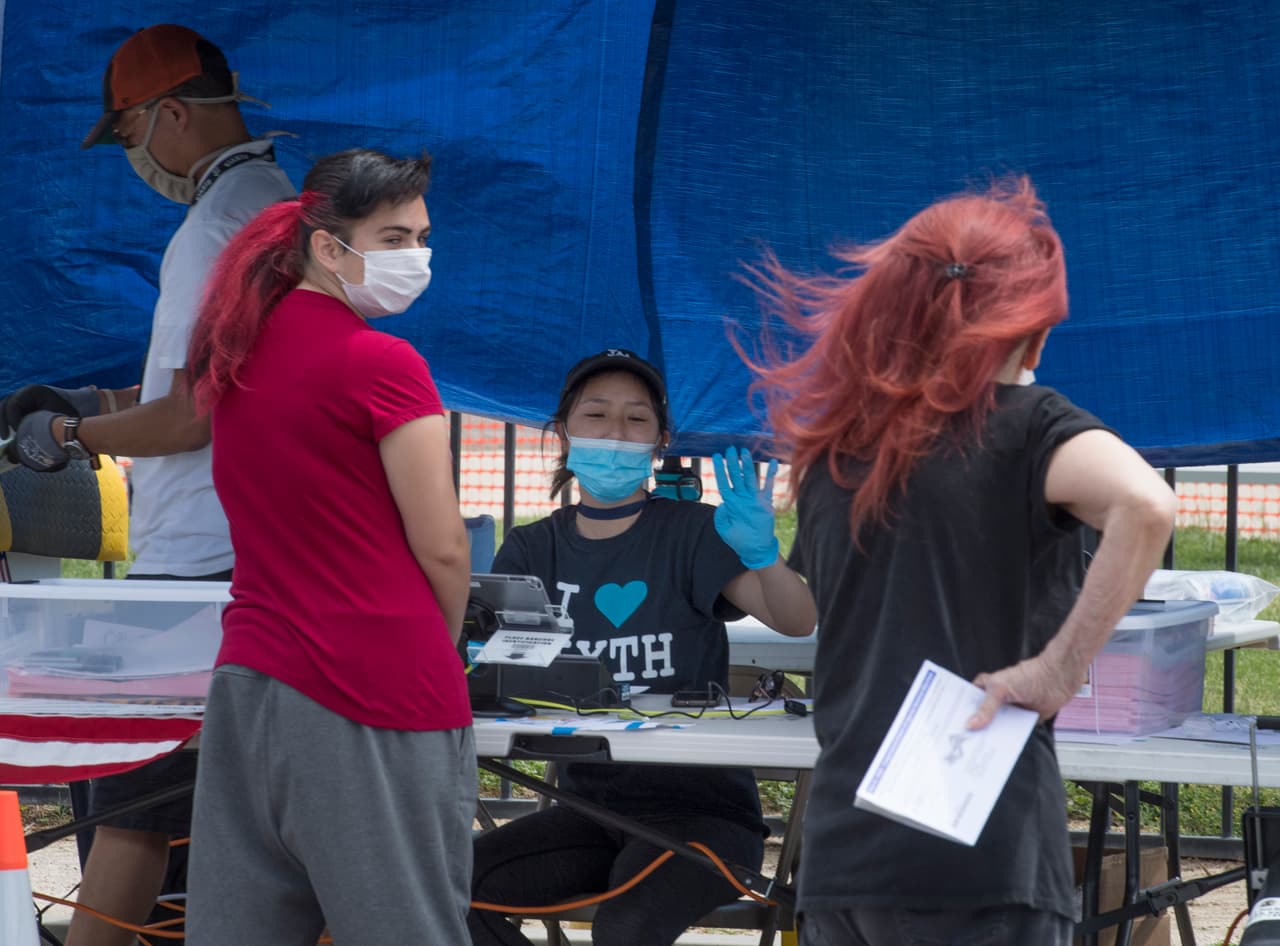 Los votantes, al igual que los funcionarios electorales, fueron captados con mascarillas al momento de acudir a depositar su voto en la elección especial del Distrito 25 de California para la Cámara de Representantes. La tasa de graduación universitaria del Distrito 25 es del 25.8%, según datos del Censo del 2010.