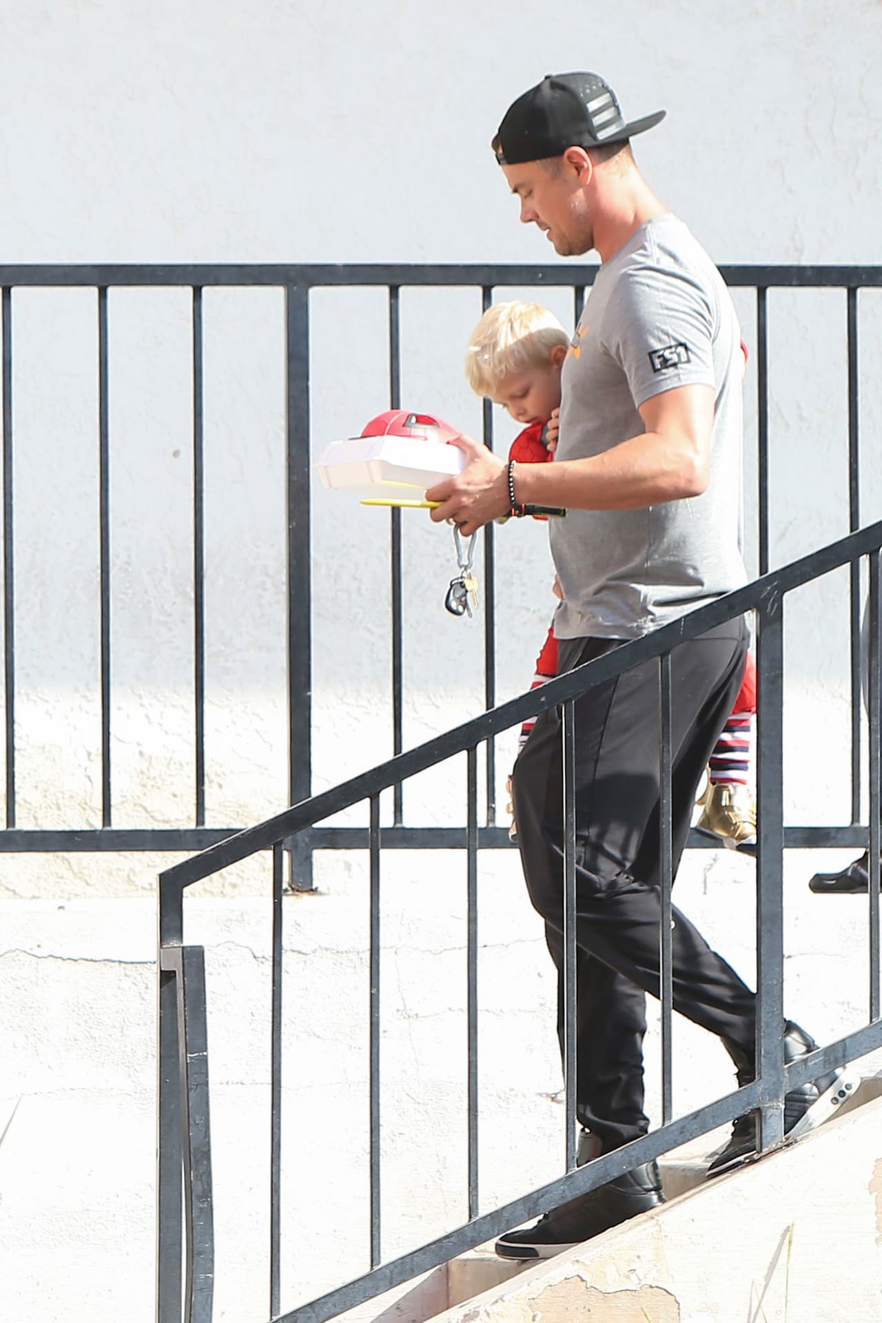 Listo para una fiesta infantil o un día casual, simplemente porque le gusta el disfraz.