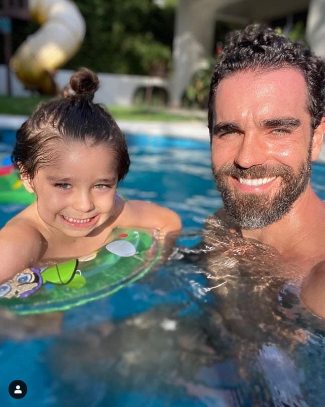 También se dijo molesto por las críticas que recibieron al permitir que Diego use el cabello largo por ser varón.
<br>