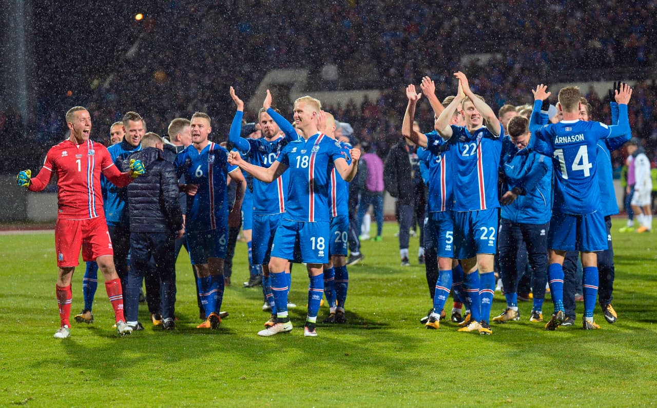 Al final, el popular saludo vikingo entre jugadores y afición, el cual viajará hasta Rusia.
