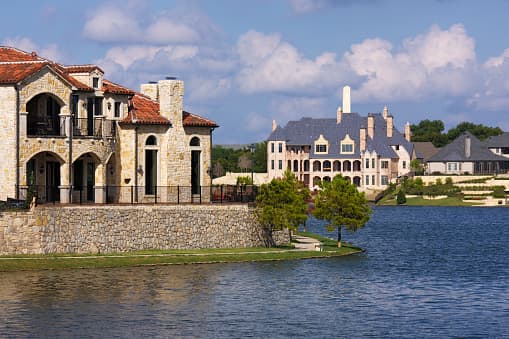 McKinney, al noreste de Texas, está en el puesto número 5 con un aumento poblacional del 25.7%. Esta ciudad al igual que otras que se incluyen en la lista son ciudades aledañas a Dallas, una de las más grandes del estado.