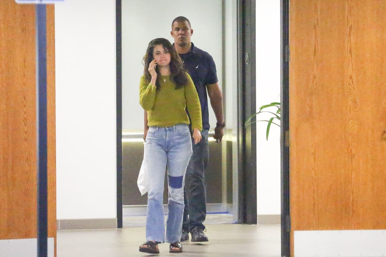 Pero el martes, 26 de julio, trascendió la noticia de que Lovato estaba "
<a href="https://www.univision.com/shows/despierta-america/reportan-a-demi-lovato-como-estable-tras-ser-hospitalizada-por-una-posible-sobredosis-video">inconsciente</a>" en su casa, en 
<b>Hollywood Hills</b>, debido a una presunta sobredosis con drogas que hasta el momento no han sido reportadas. Cerca del medio día fue 
<a href="https://www.univision.com/entretenimiento/esto-dijeron-los-bomberos-por-radio-al-encontrar-a-demi-lovato-inconsciente-por-una-sobredosis-video">transportada al hospital</a>, de donde noo ha salido hasta el momento.