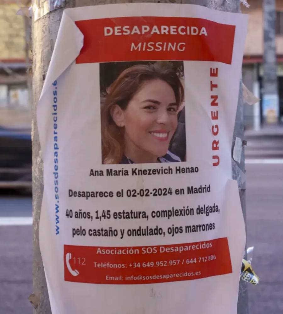 Ana María Knezevic Henao tiene 40 años. Mide 1.45 metros o 4 pies y 11 pulgadas. Es de complexión delgada, ojos marrones y cabello castaño y ondulado.