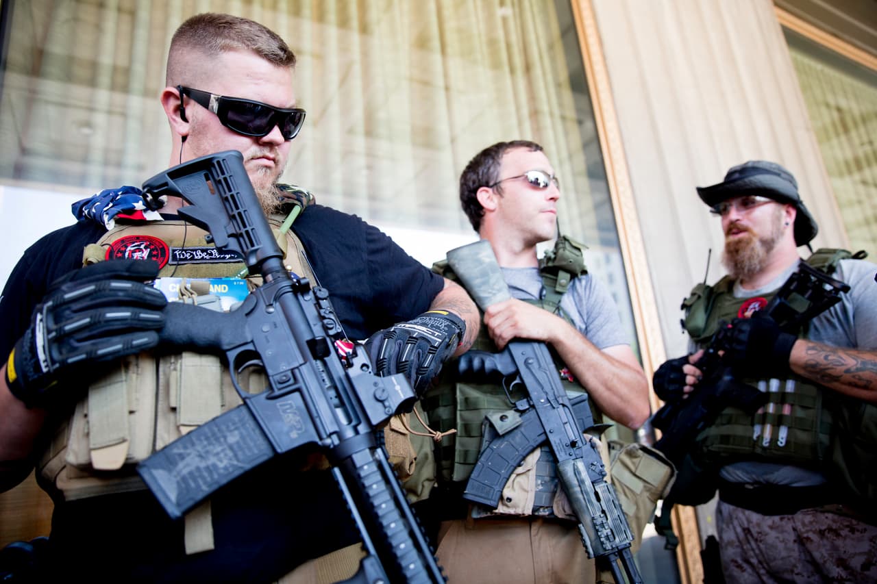 MARTES 19 DE JULIO. 3:46 PM. Un grupo civil armado del estado anfitrión, el West Ohio Minutemen, manifiesta su derecho a marchar con sus rifles de asalto por las calles de Cleveland. En este momento se preparan para ir al centro de la plaza Public Square en el centro de la ciudad.
