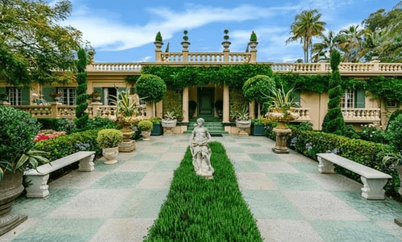 <b>Virginia Robison Garden:</b>
<br>Visitar este jardín será un paseo de época, una impresionante mansión en 6 acres con jardines botánicos. La propiedad originalmente fue la casa de Virginia Dryden Robinson (1877–1977) y Harry Winchester Robinson (1878–1932) ahora es administrada por el condado de Los Ángeles y para visitarla debes reservar tu visita.
<br>Dirección: 1008 Elden Way, Beverly Hills, CA 90210