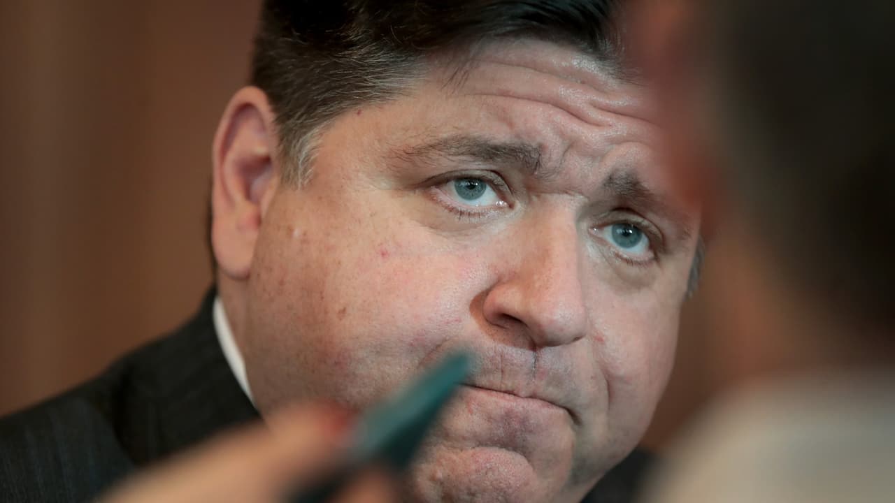 El republicano Darren Bailey demanda al gobernador Pritzker por la orden de quedarse en casa
