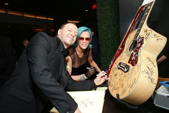 Donnie Wahlberg y Jenny McCarthy también se movieron al ritmo de 'Despacito', según se observó en la transmisión televisiva.