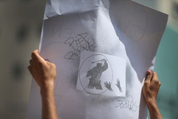 Según la policía, Hernández-Llach echó a correr y se inició una persecución que acabó con el muchacho tendido en el suelo por un disparo con Taser.