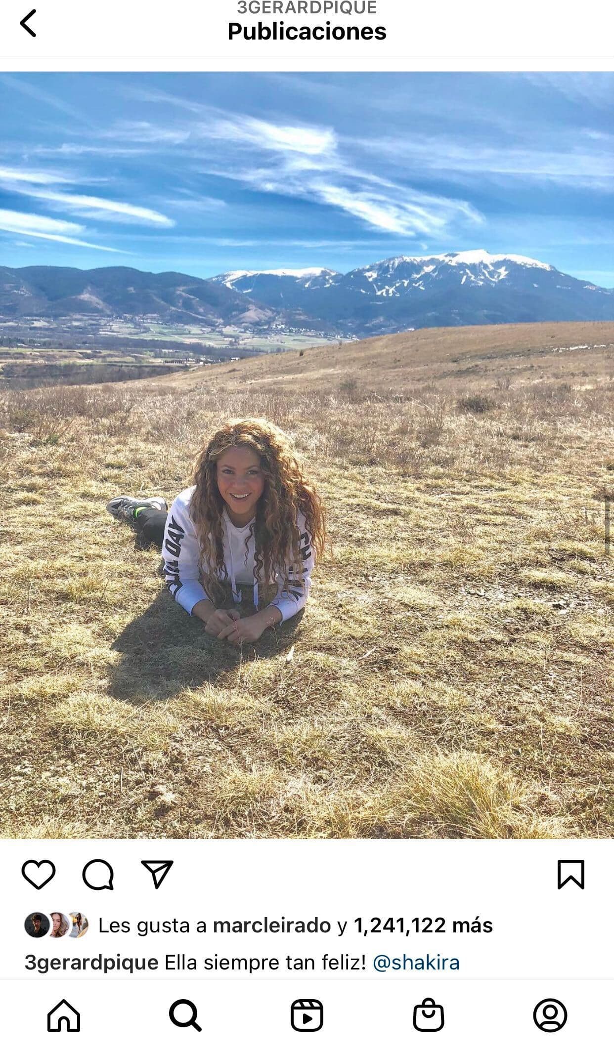 <b>"Ella siempre tan feliz"</b>, escribió en esta otra en donde aparece Shakira y que está fechada el 10 de marzo de 2019. 
<br>