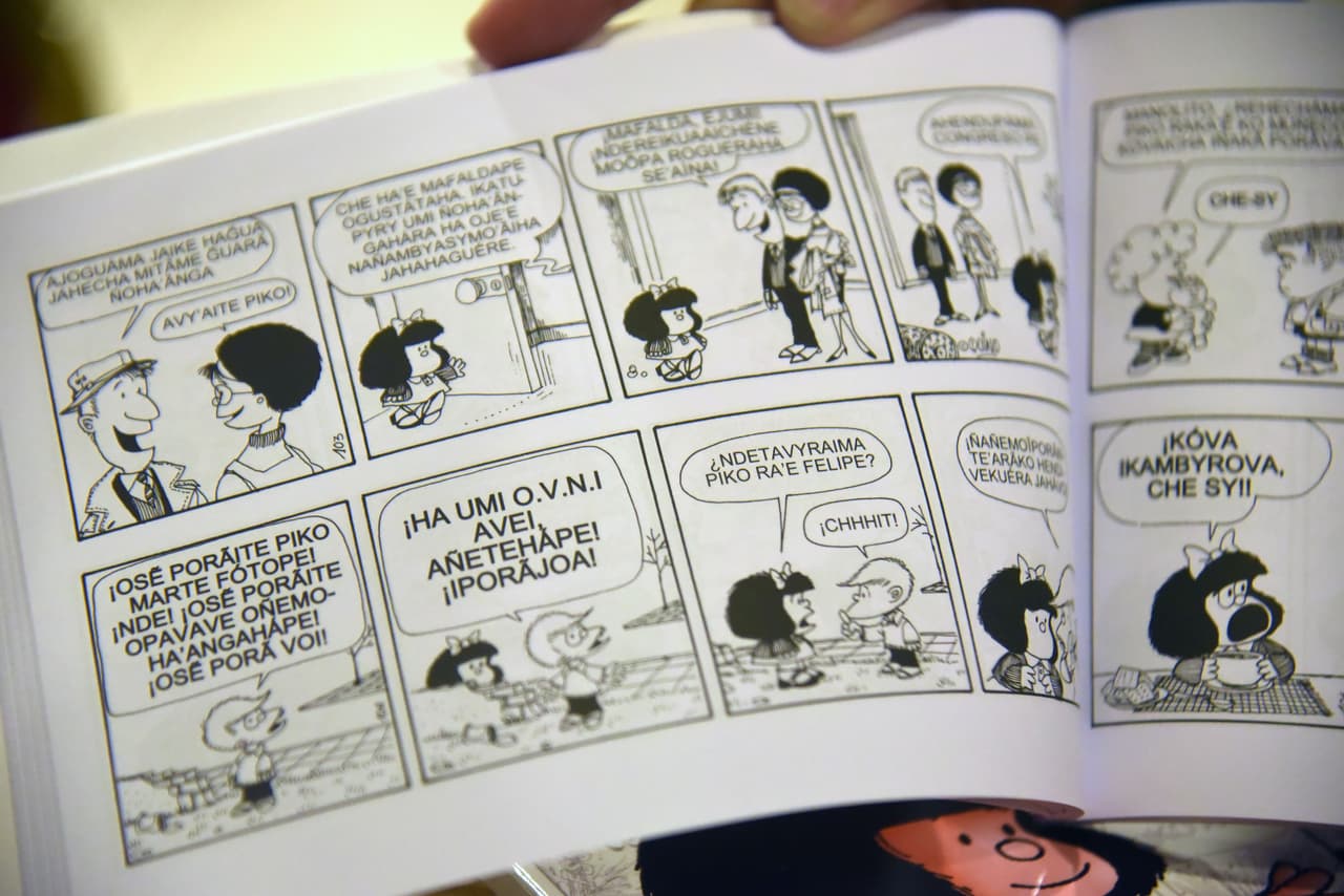 Cada chiste gráfico de Quino era una pequeña historia, a veces graciosa y a veces de una tristeza desgarradora. Con Mafalda y sus amigos, el autor pudo reflexionar sobre el mundo de los adultos, la política, la economía, el racismo, la guerra, la música y los sueños de la clase media. Esta fotografía muestra una edición de Mafalda traducida al Guaraní en 2017, el idioma nativo de los indígenas paraguayos.