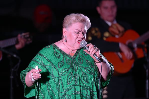 Francisca Viveros Barradas, su nombre real, 
<b><a href="https://www.univision.com/shows/primer-impacto/paquita-la-del-barrio-permanece-en-terapia-intensiva-en-un-hospital-de-la-ciudad-de-mexico-video">permaneció en terapia intensiv</a><a href="https://www.univision.com/shows/primer-impacto/paquita-la-del-barrio-permanece-en-terapia-intensiva-en-un-hospital-de-la-ciudad-de-mexico-video">a</a></b> y, por tanto, 
<b><a href="https://www.univision.com/shows/noticiero-univision/suspenden-presentaciones-de-paquita-la-del-barrio-debido-a-su-estado-de-salud-video" target="_blank">canceló compromisos</a></b> artísticos.