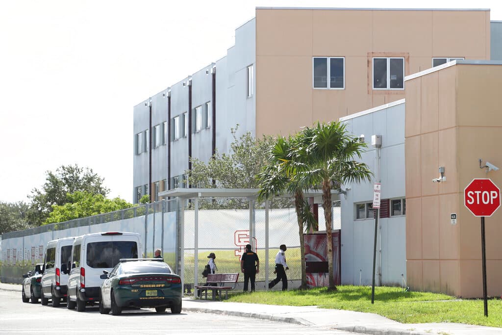Los miembros del jurado visitan a la escuela secundaria Marjory Stoneman Douglas en Parkland, Florida, el jueves 4 de agosto de 2022.
